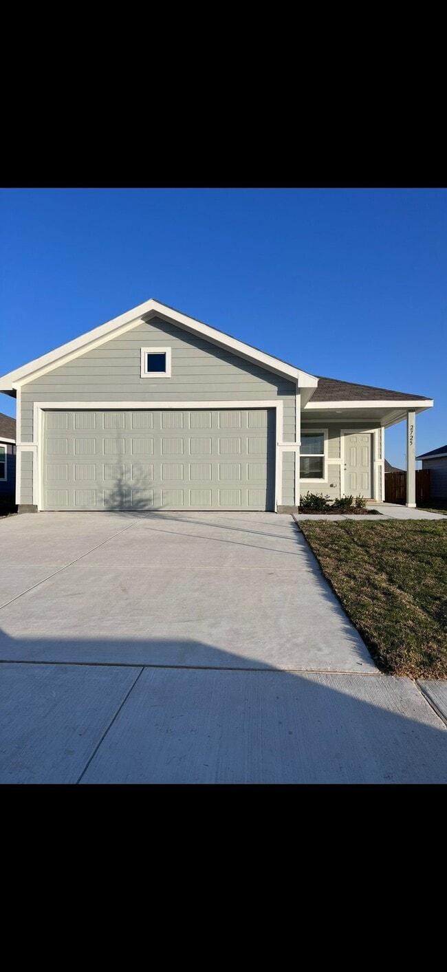 property at 2725 Kingsman Dr