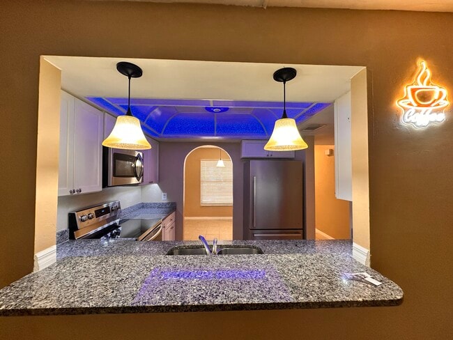 4310 Santa Barbara Blvd in Cape Coral, FL - Foto de edificio - Building Photo