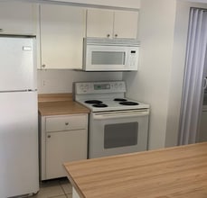 18322 NW 68th Ave in Hialeah, FL - Building Photo - Building Photo