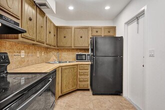 3101 Oakland Shores Dr in Oakland Park, FL - Building Photo - Building Photo