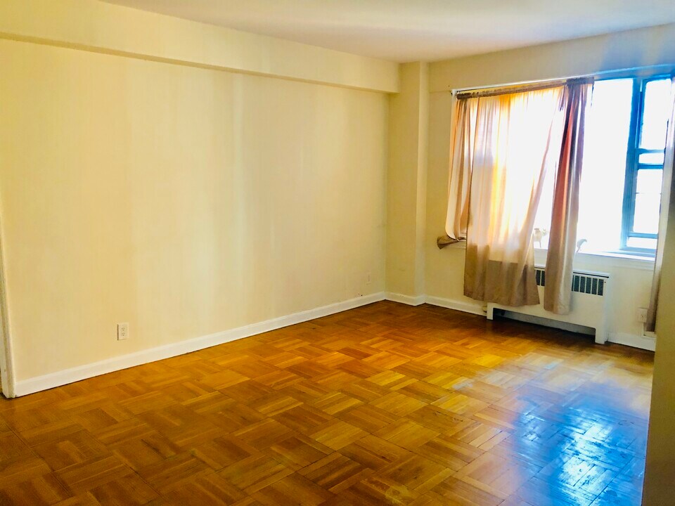 220 Pelham Rd in New Rochelle, NY - Building Photo