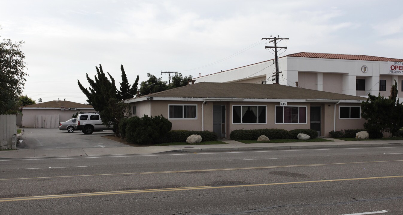 645 Victoria St in Costa Mesa, CA - Foto de edificio