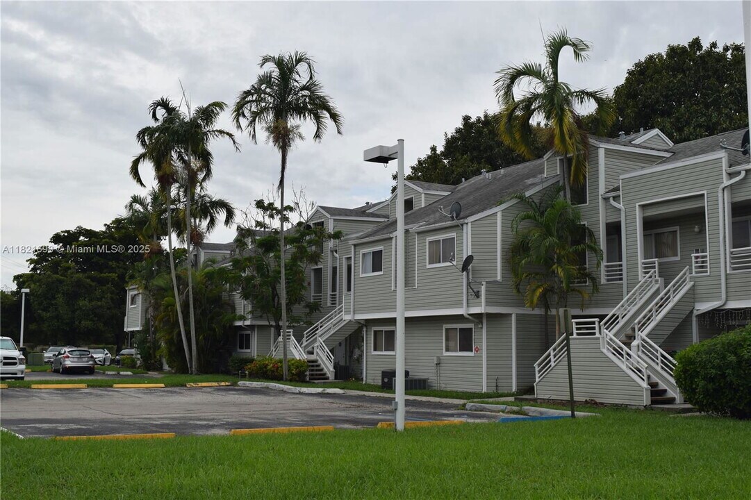 3413 NW 44th St in Cape Coral, FL - Building Photo