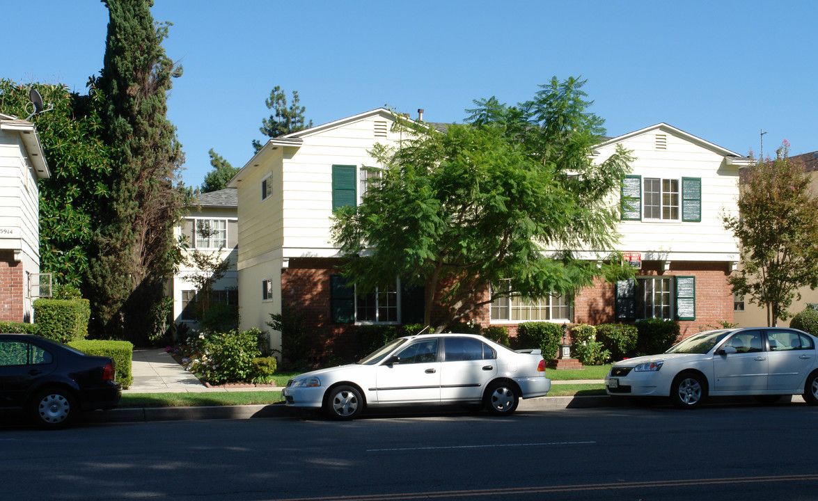 5908 Coldwater Canyon Ave in Valley Village, CA - Foto de edificio