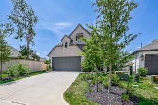 430 W Cascade Heights Dr in Montgomery, TX - Building Photo