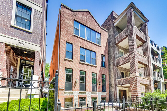 property at 900 W Roscoe St