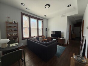 2842 W Augusta Blvd, Unit 2W in Chicago, IL - Building Photo - Building Photo