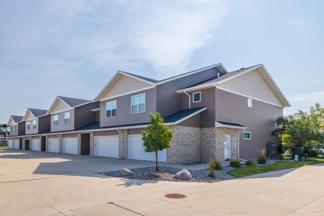 Shadow Wood Townhomes in West Fargo, ND - Building Photo - Building Photo