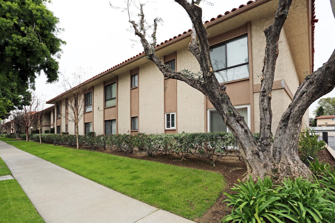 La Veta Vista in Orange, CA - Building Photo