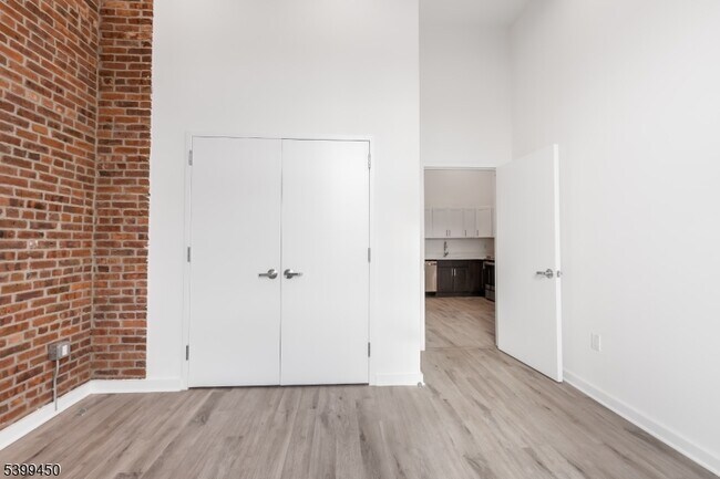 70 Roseville Ave in Newark, NJ - Foto de edificio - Building Photo