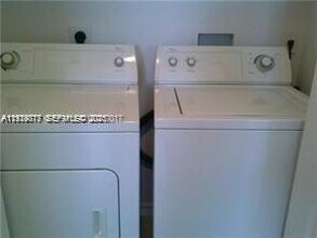 2442 Centergate Dr in Miramar, FL - Foto de edificio - Building Photo