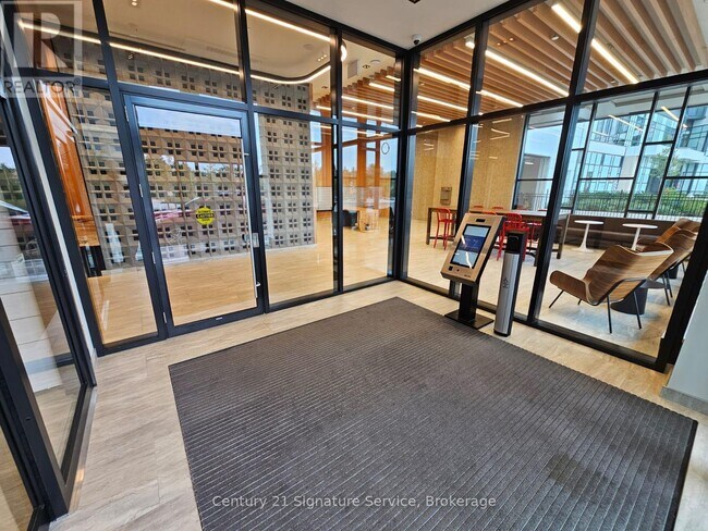 2485 Eglinton Ave W in Mississauga, ON - Building Photo - Building Photo