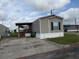 102 Preston Dr in Sanger, TX - Building Photo