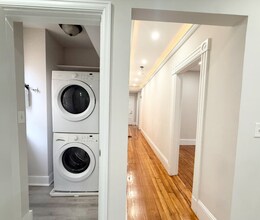 71 Saxton St, Unit 1 in Boston, MA - Foto de edificio - Building Photo