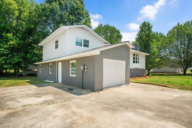 1844 Brier Ln in Graham, NC - Building Photo - Building Photo