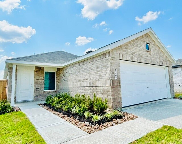 1747 W Stroker Rd in Crosby, TX - Building Photo