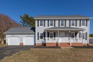 35 Fox Run Ln in Fredericksburg, VA - Building Photo
