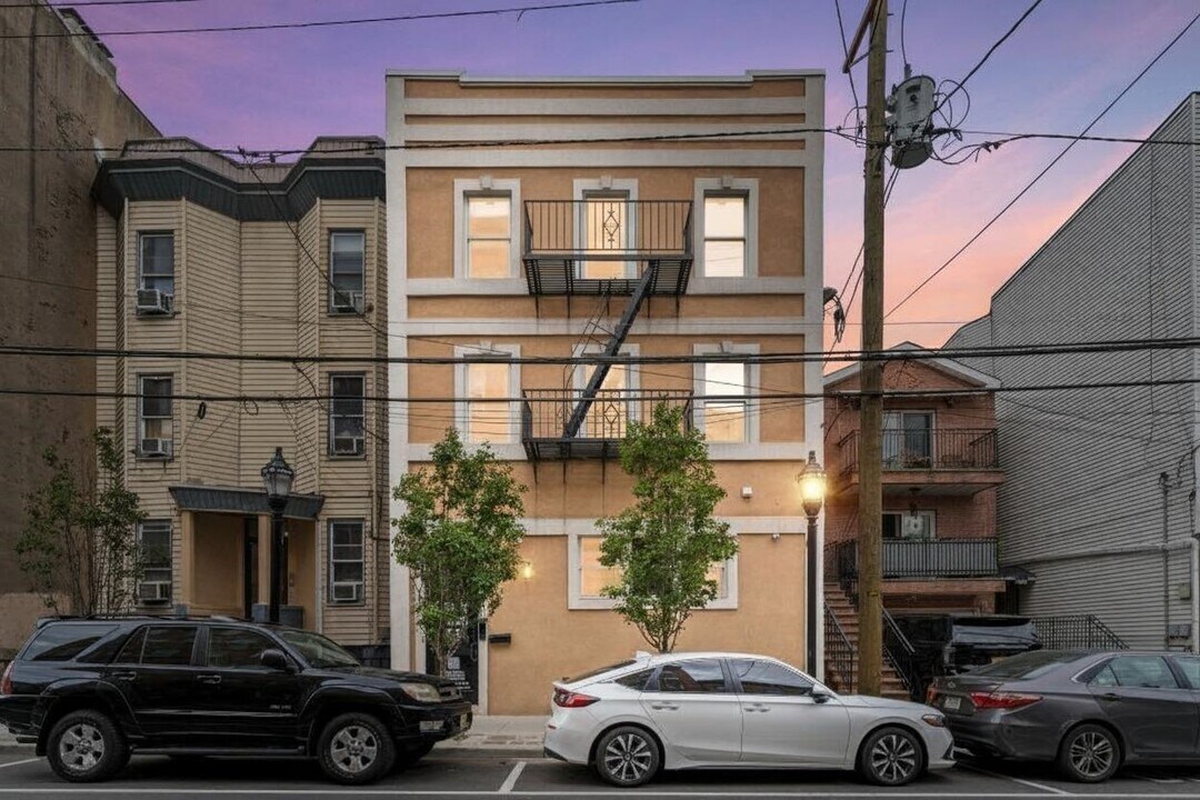 2505 Central Ave in Union City, NJ - Building Photo