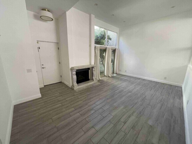 6238 1/2 Shoup Ave in Los Angeles, CA - Building Photo - Building Photo