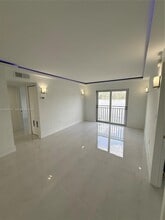 9915 W Okeechobee Rd, Unit 2-201 in Hialeah, FL - Foto de edificio - Building Photo