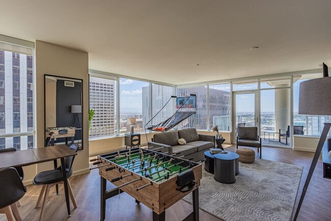 44 W Monroe St in Phoenix, AZ - Foto de edificio - Building Photo