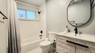 72 Propose Rd in Shirley, NY - Foto de edificio - Building Photo