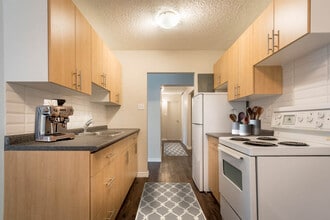 Munroe Manor in Winnipeg, MB - Building Photo - Building Photo