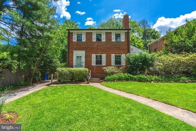 5333 Saratoga Ave in Chevy Chase, MD - Building Photo - Building Photo