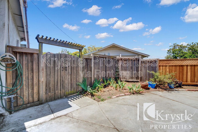 211 Oakmore Ct in Vallejo, CA - Foto de edificio - Building Photo