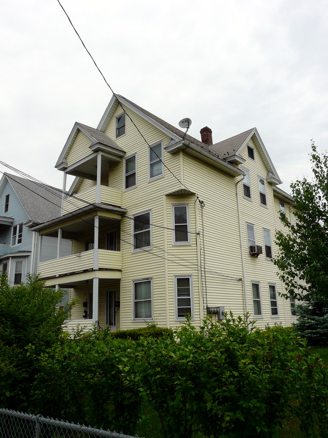 557 Stanley St in New Britain, CT - Foto de edificio - Building Photo