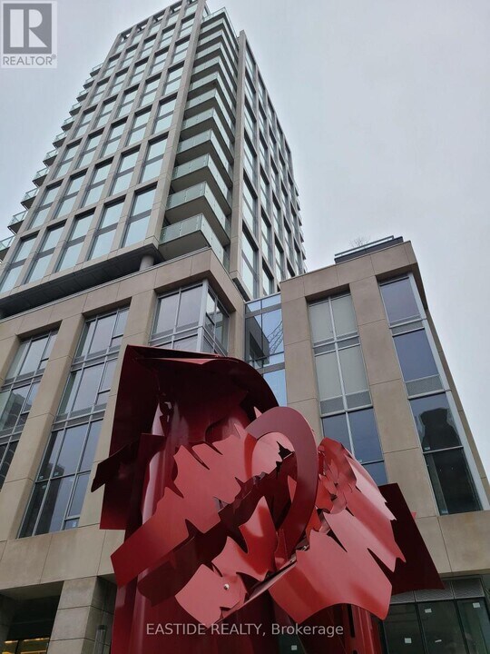 3-3303 Gloucester St in Toronto, ON - Building Photo