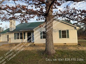 623 Duncan Rd in Flat Rock, NC - Building Photo