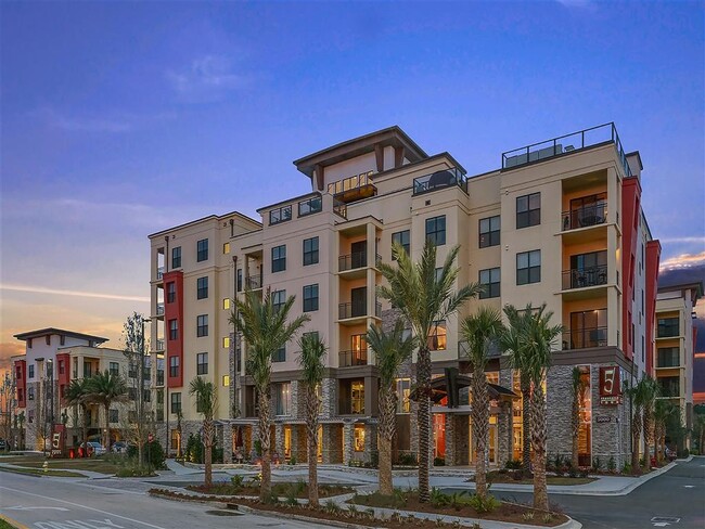 5 Thousand Town in Jacksonville, FL - Foto de edificio - Building Photo