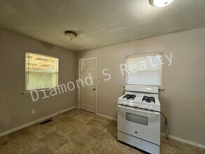 202 E Swiss Ln Ct in Springfield, MO - Foto de edificio - Building Photo