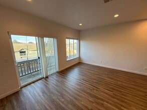 5913 Blue River Dr SE in Salem, OR - Building Photo - Building Photo