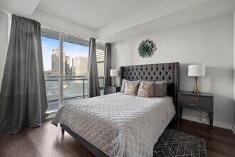 160 Eglinton Ave E in Toronto, ON - Building Photo - Building Photo