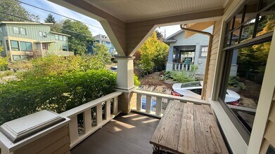 2404 SE Brooklyn St in Portland, OR - Building Photo - Building Photo