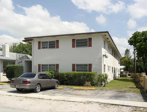 1215 NE 128th St in North Miami, FL - Foto de edificio - Building Photo