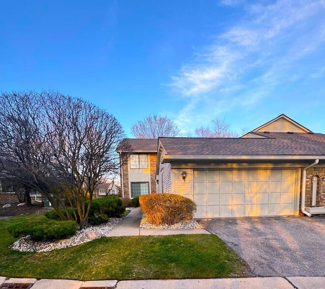 6979 Pebble Creek Woods Dr, Unit 35 in West Bloomfield, MI - Building Photo