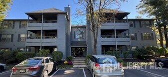 1008 Woodhaven Dr in Edison, NJ - Building Photo