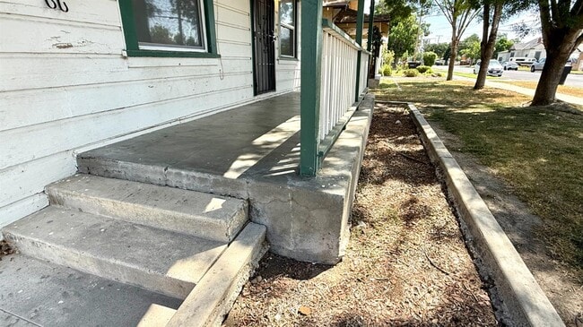 322 W Cameron St in Hanford, CA - Building Photo - Building Photo