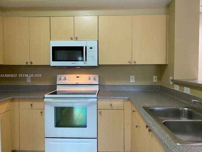 8060 N Nob Hill Rd in Tamarac, FL - Building Photo - Building Photo