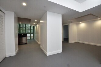 101 E Flagler St, Unit 201 in Miami, FL - Foto de edificio - Building Photo