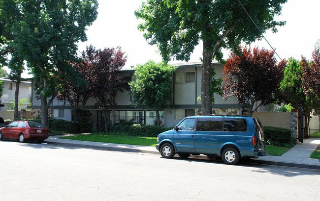 4613 Canoga St in Montclair, CA - Foto de edificio - Building Photo