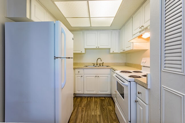 The Boulevard Apartments in Bradenton, FL - Building Photo - Interior Photo