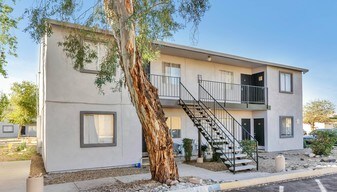 Silktree Inn in Phoenix, AZ - Building Photo