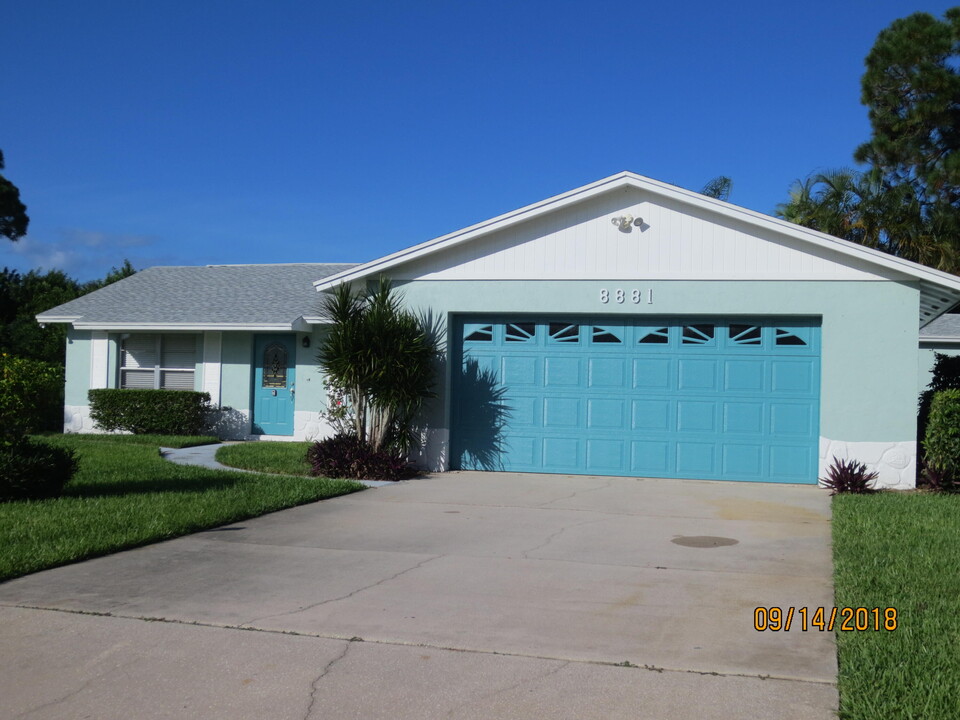 8881 SE Sandcastle Cir in Hobe Sound, FL - Building Photo