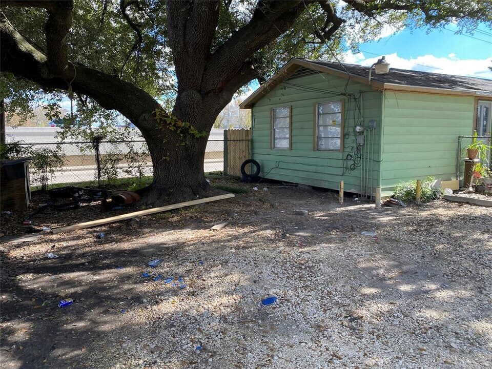 13331 W Hardy Rd in Houston, TX - Building Photo