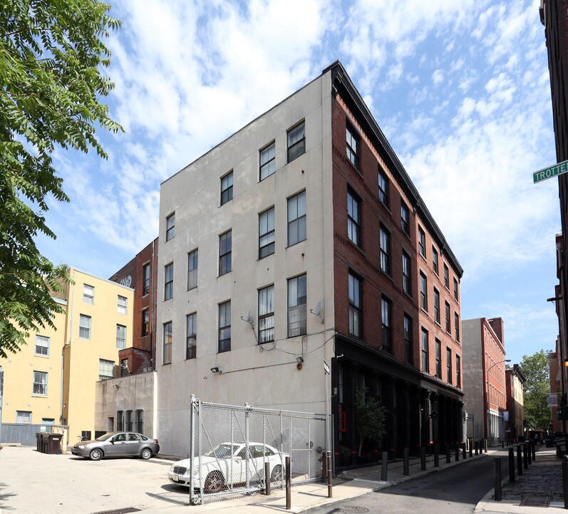 Strawberry Court Apartments in Philadelphia, PA - Building Photo