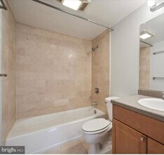 2001 Hamilton St, Unit 319 in Philadelphia, PA - Building Photo - Building Photo